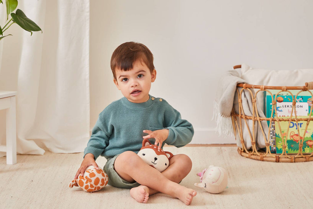 Giraffstickad boll med en bjällra för barn