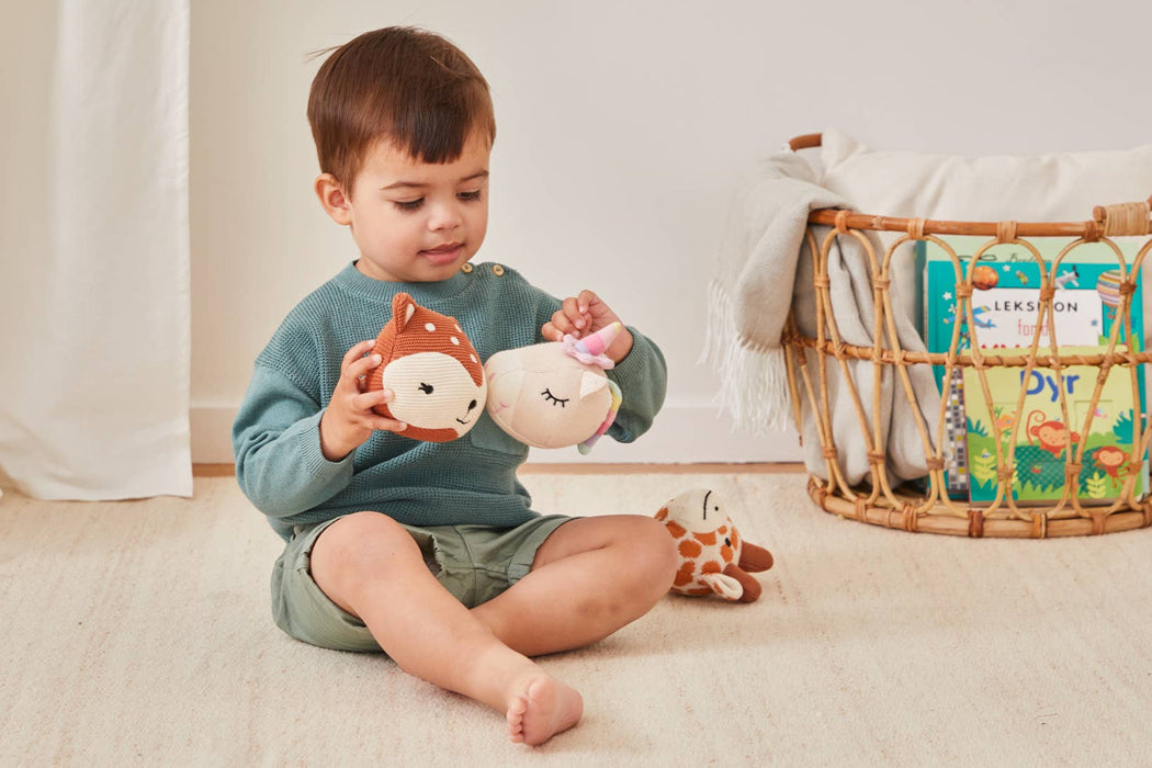 Giraffstickad boll med en bjällra för barn